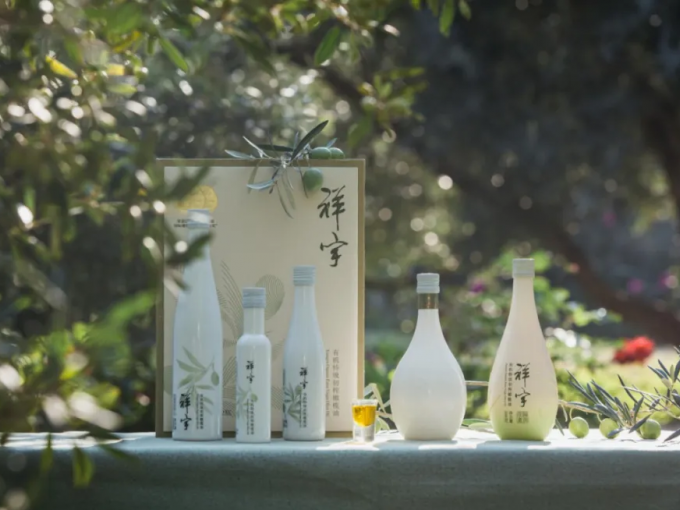 從甘肅隴南的青山幽谷，到一線(xiàn)城市的高端賣(mài)場(chǎng)；從一顆油橄欖在晨露中初綻的青澀，到一..